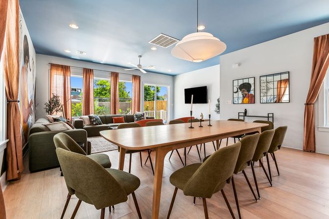 Spacious Upscale Home with Heated Pool and Parking image 5