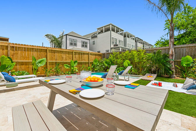 Spacious Upscale Home with Heated Pool and Parking image 27