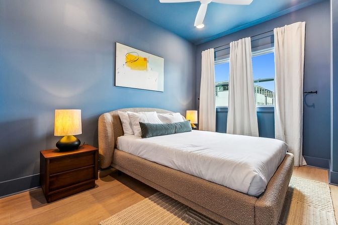 Spacious Upscale Home with Heated Pool and Parking image 8