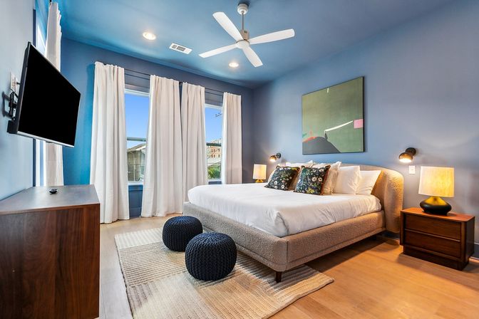 Spacious Upscale Home with Heated Pool and Parking image 4