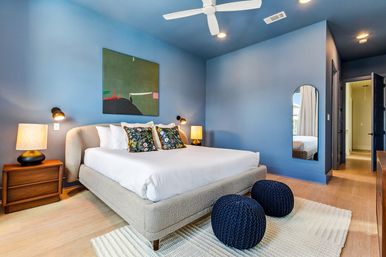 Spacious Upscale Home with Heated Pool and Parking image 10