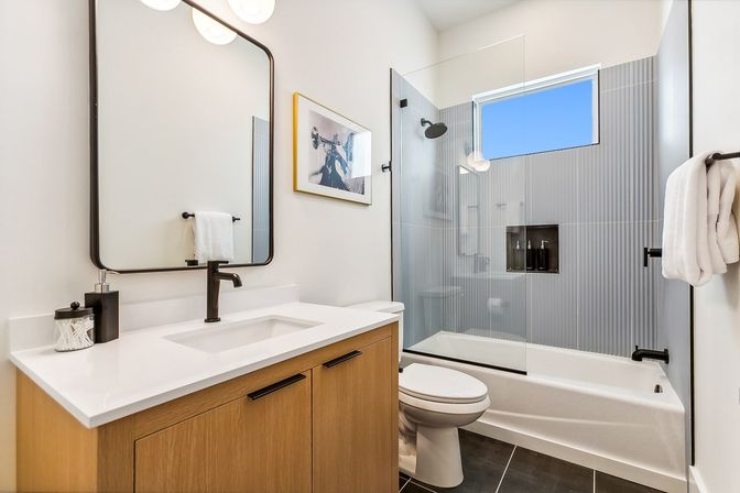 Spacious Upscale Home with Heated Pool and Parking image 15