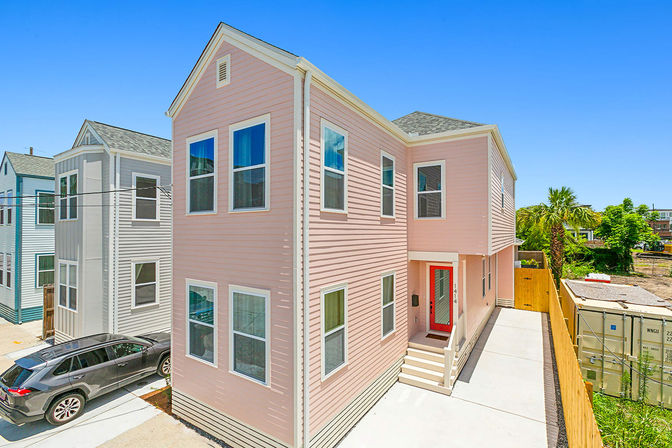 Spacious Upscale Home with Heated Pool and Parking image 25