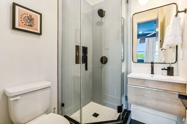 Spacious Upscale Home with Heated Pool and Parking image 16