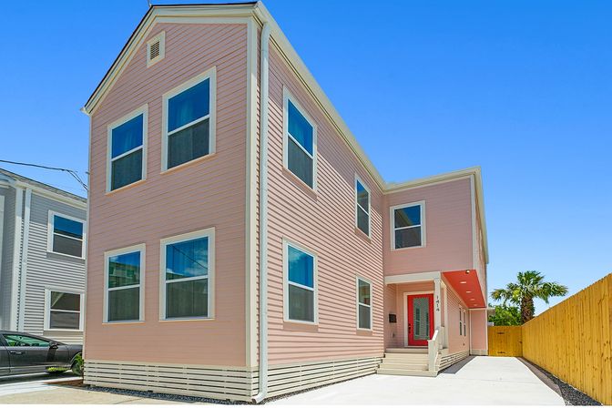 Spacious Upscale Home with Heated Pool and Parking image 28