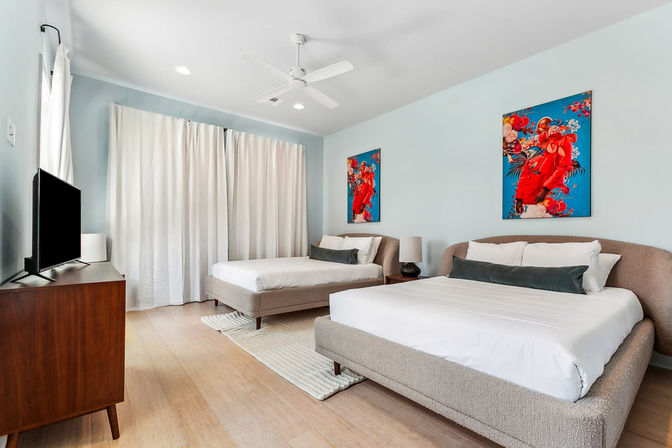 Spacious Upscale Home with Heated Pool and Parking image 11
