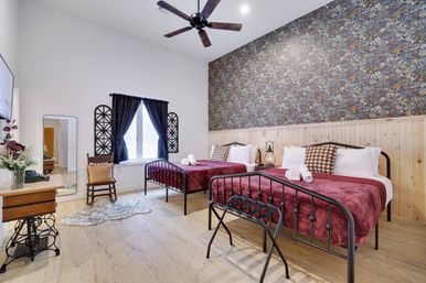 The Pocono Barndominium: Luxury Meets the Mountains with Hot Tub, Fire Pit & Golf Simulator image 24