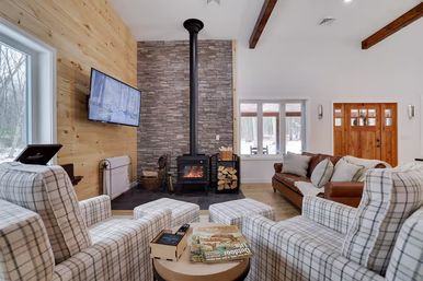 The Pocono Barndominium: Luxury Meets the Mountains with Hot Tub, Fire Pit & Golf Simulator image 9