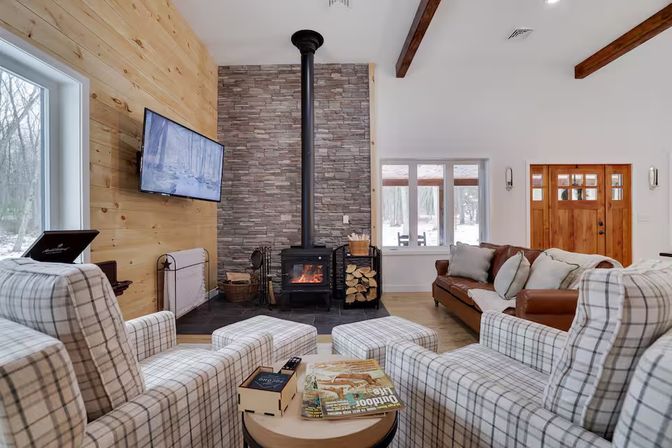 The Pocono Barndominium: Luxury Meets the Mountains with Hot Tub, Fire Pit & Golf Simulator image 9