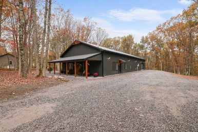 The Pocono Barndominium: Luxury Meets the Mountains with Hot Tub, Fire Pit & Golf Simulator image 54