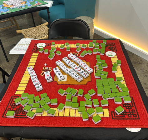 Hong Kong Mahjong Experience: The Art of Shuffling Fun! image 1