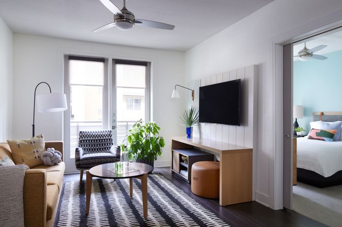 Sentral East Austin: Vibrant 6th Street, Resort Pool + Fire Pit image 5