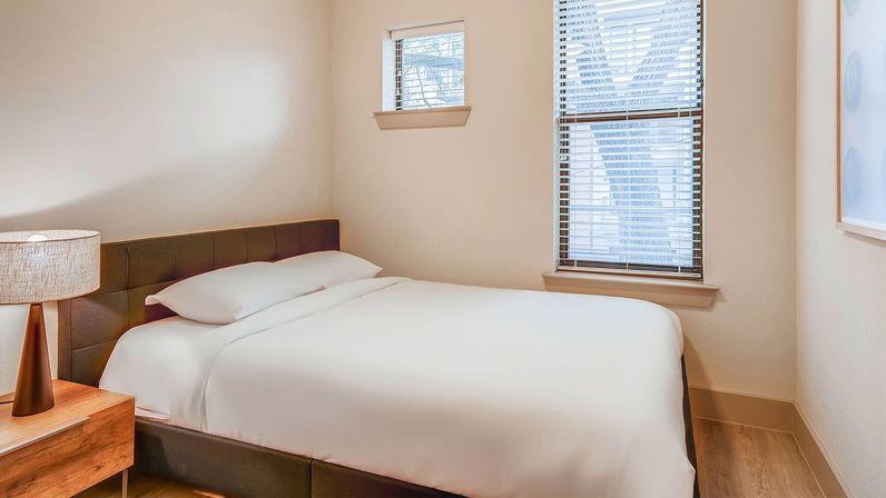 Sentral East Austin: Vibrant 6th Street, Resort Pool + Fire Pit image 14