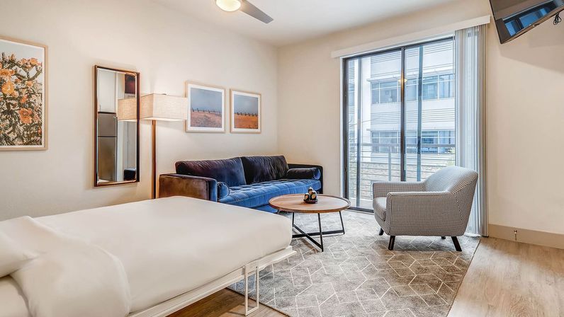 Sentral East Austin: Vibrant 6th Street, Resort Pool + Fire Pit image 15