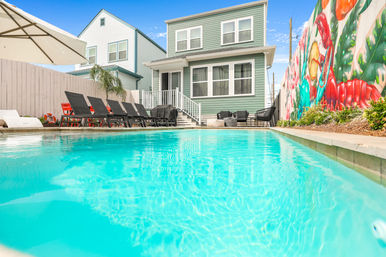 Elegant & Cozy House with 5 Bedrooms, Heated Pool & Parking image 5