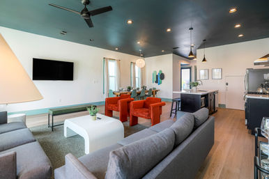 Elegant & Cozy House with 5 Bedrooms, Heated Pool & Parking image 14