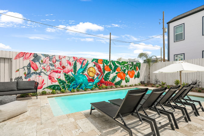Elegant & Cozy House with 5 Bedrooms, Heated Pool & Parking image 2