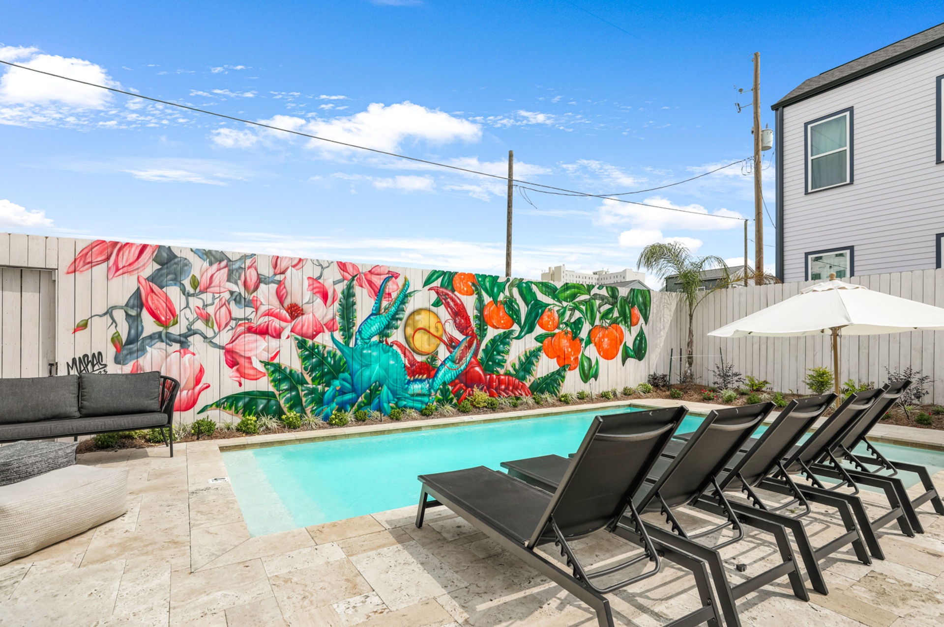 Elegant & Cozy House with 5 Bedrooms, Heated Pool & Parking image 2