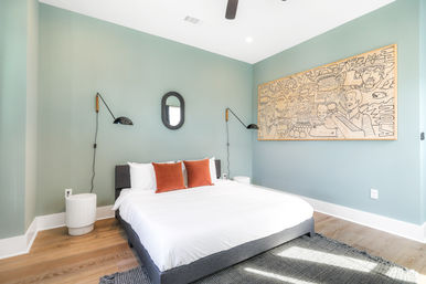 Elegant & Cozy House with 5 Bedrooms, Heated Pool & Parking image 31