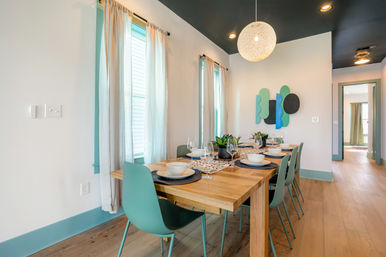 Elegant & Cozy House with 5 Bedrooms, Heated Pool & Parking image 16