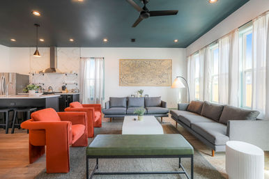 Elegant & Cozy House with 5 Bedrooms, Heated Pool & Parking image 8