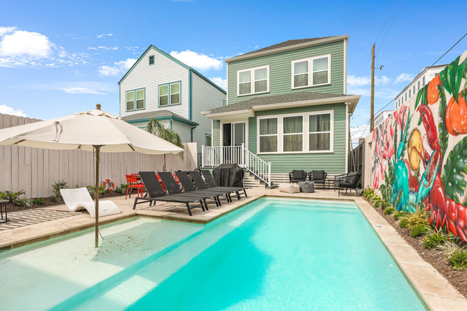 Elegant & Cozy House with 5 Bedrooms, Heated Pool & Parking image 1
