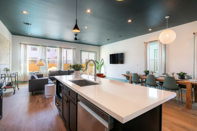 Elegant & Cozy House with 5 Bedrooms, Heated Pool & Parking image 26