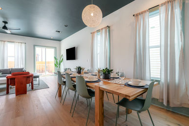 Elegant & Cozy House with 5 Bedrooms, Heated Pool & Parking image 15