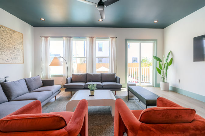 Elegant & Cozy House with 5 Bedrooms, Heated Pool & Parking image 9