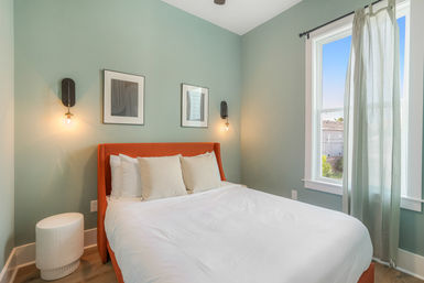 Elegant & Cozy House with 5 Bedrooms, Heated Pool & Parking image 45