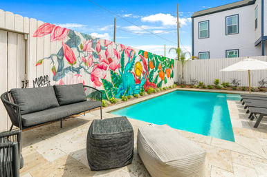 Elegant & Cozy House with 5 Bedrooms, Heated Pool & Parking image 6