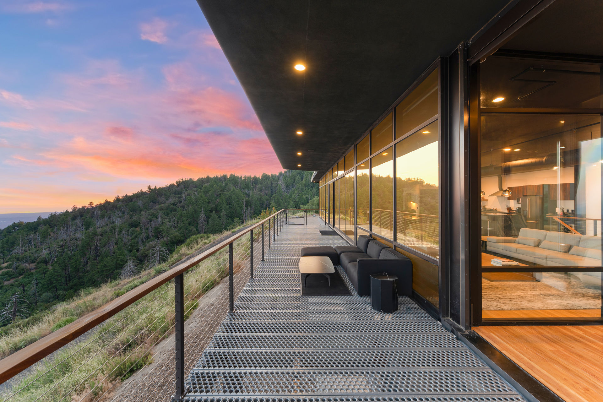Wander Palamor Mountain: Modern Retreat with Spectacular Views image 2