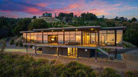 Wander Palamor Mountain: Modern Retreat with Spectacular Views image 1