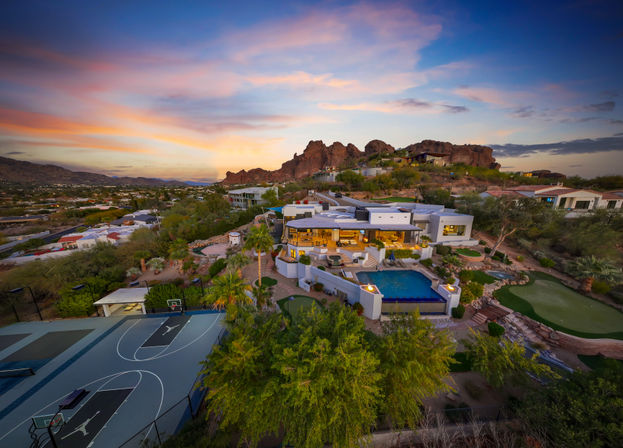 Wander Camelback Canyon: Luxury 5-Bed Estate in Phoenix with Infinity Pool & Courts image 8