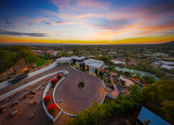 Wander Camelback Canyon: Luxury 5-Bed Estate in Phoenix with Infinity Pool & Courts image 6