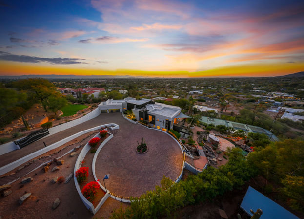 Wander Camelback Canyon: Luxury 5-Bed Estate in Phoenix with Infinity Pool & Courts image 6