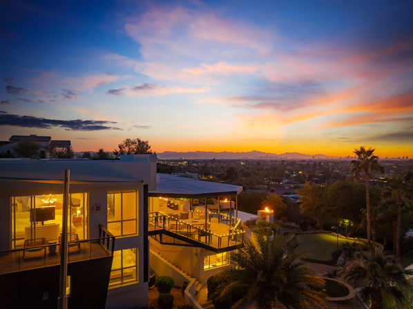 Wander Camelback Canyon: Luxury 5-Bed Estate in Phoenix with Infinity Pool & Courts image 19
