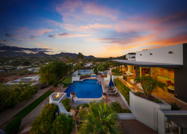 Wander Camelback Canyon: Luxury 5-Bed Estate in Phoenix with Infinity Pool & Courts image 4