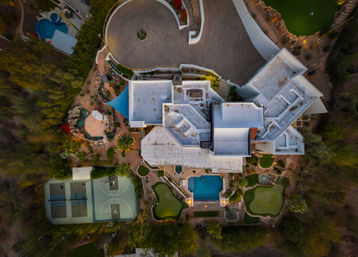 Wander Camelback Canyon: Luxury 5-Bed Estate in Phoenix with Infinity Pool & Courts image 9
