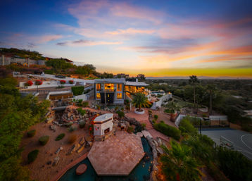 Wander Camelback Canyon: Luxury 5-Bed Estate in Phoenix with Infinity Pool & Courts image 5