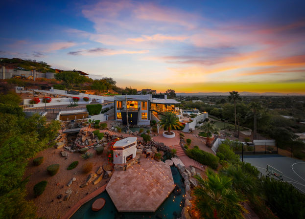 Wander Camelback Canyon: Luxury 5-Bed Estate in Phoenix with Infinity Pool & Courts image 5