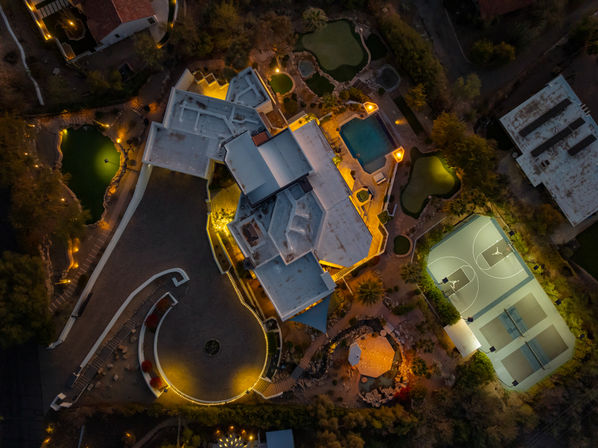 Wander Camelback Canyon: Luxury 5-Bed Estate in Phoenix with Infinity Pool & Courts image 16