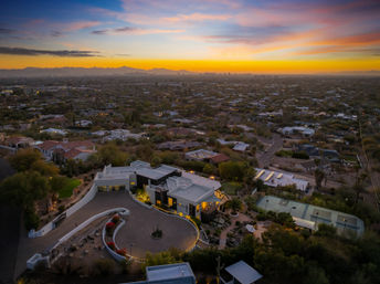 Wander Camelback Canyon: Luxury 5-Bed Estate in Phoenix with Infinity Pool & Courts image 10
