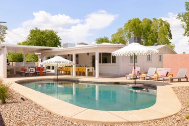Scottsdale Sass: Outdoor Kitchen, Huge Dining Area, Heated Pool, Hot Tub, Yoga Yard + 4 Min to Old Town image 4