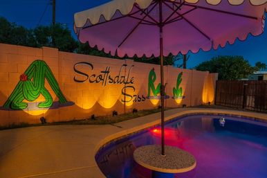 Scottsdale Sass: Outdoor Kitchen, Huge Dining Area, Heated Pool, Hot Tub, Yoga Yard + 4 Min to Old Town image 5