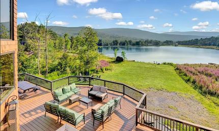 Hunter Chalet: Lakefront Luxury in the Catskill Mountains image 2