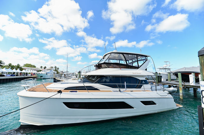 Private Yacht Cruise & Beach Day: Lunch & Drinks Included image 1