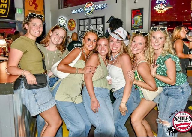 Savannah Smiles: Dueling Pianos, Lively Atmosphere & Friendly Staff image 3