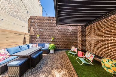 The Lucky Penny: Lincoln Park 3-Story Townhome & Rooftop Oasis image 3