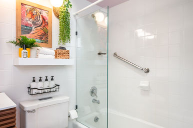 The Lucky Penny: Lincoln Park 3-Story Townhome & Rooftop Oasis image 11